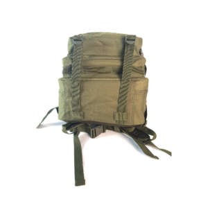 mochila de acampada verde